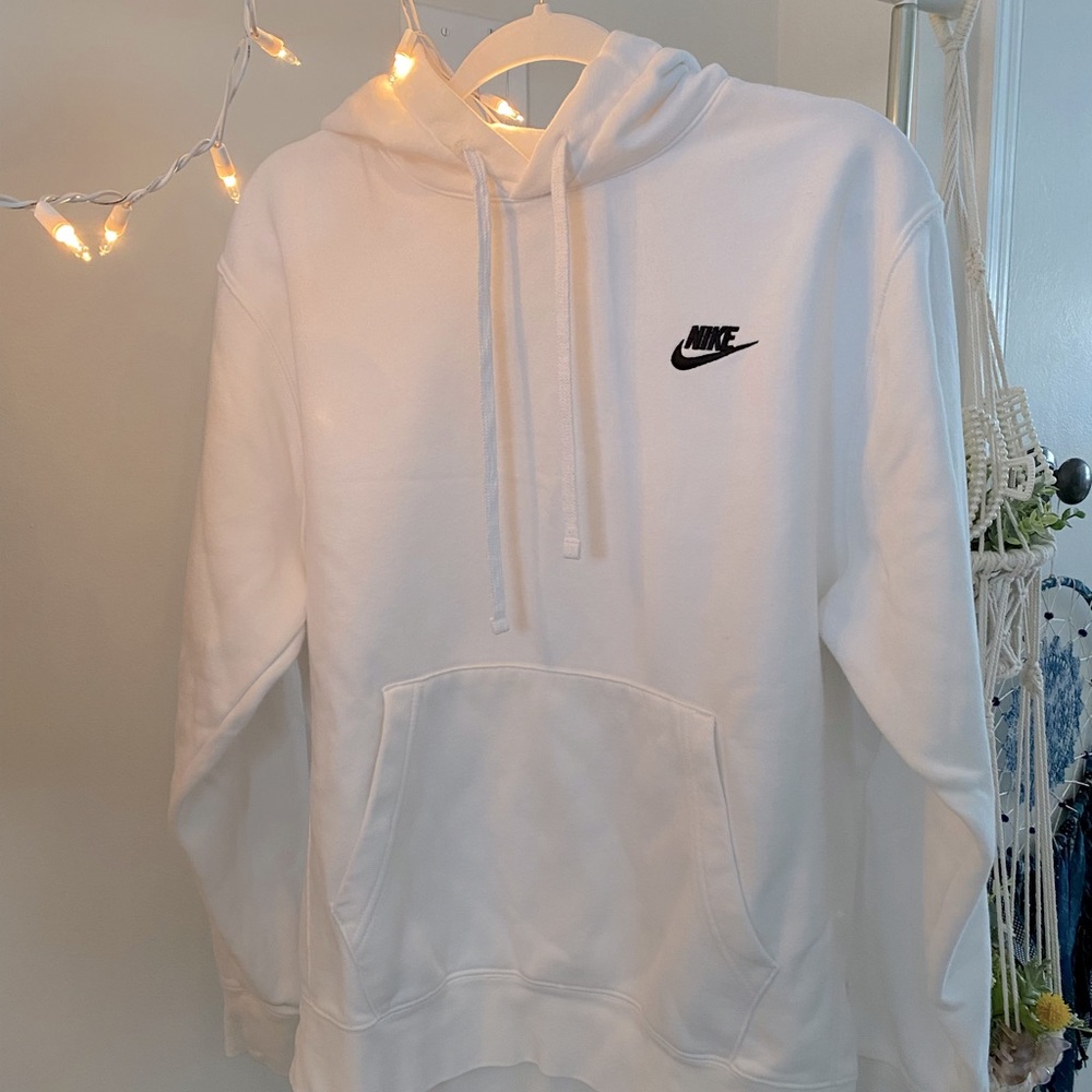 white NIKE sweatshirt
